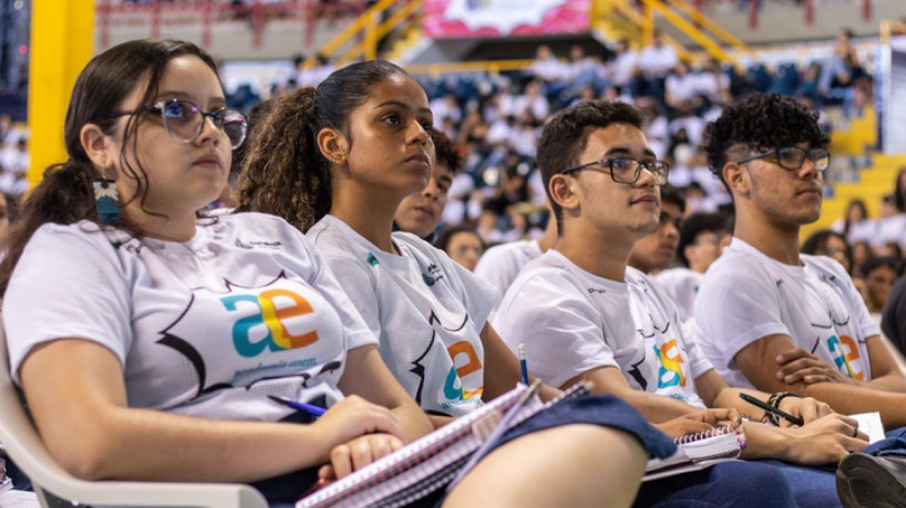 No ginásio, estudantes vão receber, de forma gratuita, apostilas e lanches