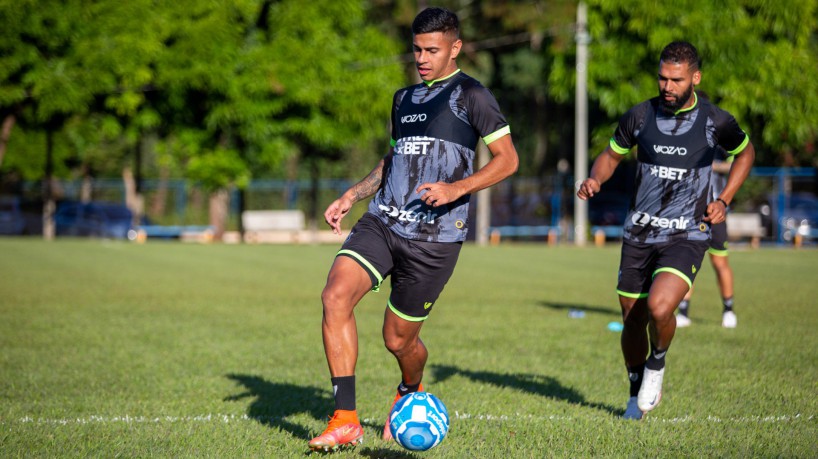 Zagueiro David Ricardo em treino do Ceará no CT do Londrina