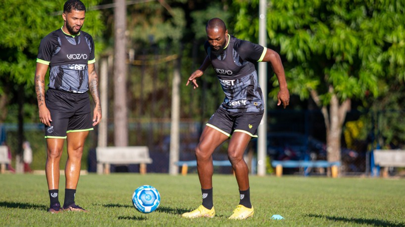 Zagueiro Luiz Otávio em treino do Ceará no CT do Londrina