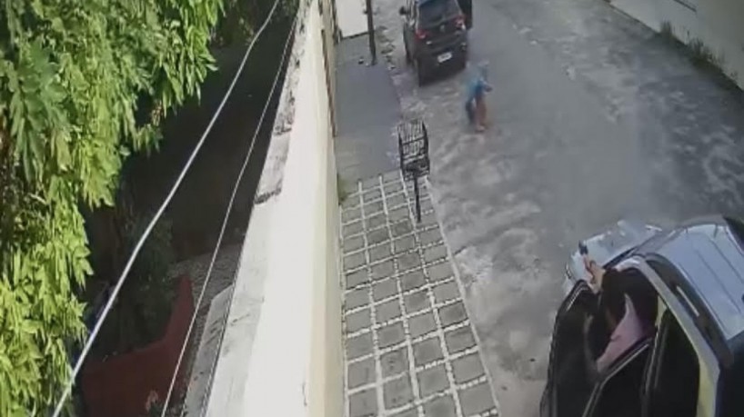 Imagens mostram a troca de tiros no bairro Montese, em Fortaleza