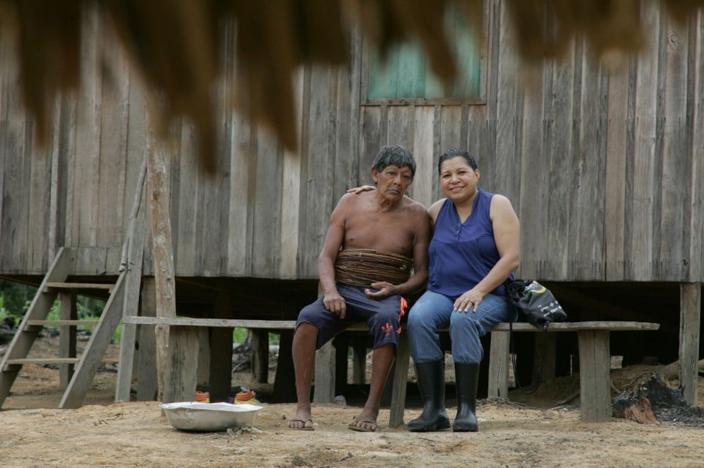 Foto de 2014, ao lado do Aruká Juma. O líder indígena morreu em fevereiro de 2021, por insuficiência respiratória decorrente da covid-19, num hospital de campanha em Rondônia(Foto: ODAIR LEAL / AMAZÔNIA REAL)