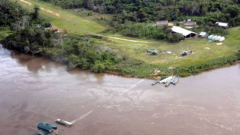 Brasília (16/05/2023) - A base de controle instalada em 20 de fevereiro no rio Uraricoera, na Terra Indígena Yanomami, foi alvo de novo atentado na madrugada desta segunda-feira (15/05). Foto: IBAMA/Divulgação