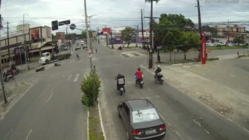 PM em motocicleta colide com caminhão em cruzamento de avenidas de Fortaleza