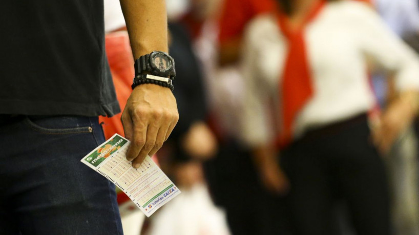 Apostadores fazem fila em casa lotérica. A Caixa Econômica Federal sorteia hoje (08) as seis dezenas do concurso 2.149 da Mega-Sena acumulada, que deve pagar um prêmio de R$ 170 milhões.