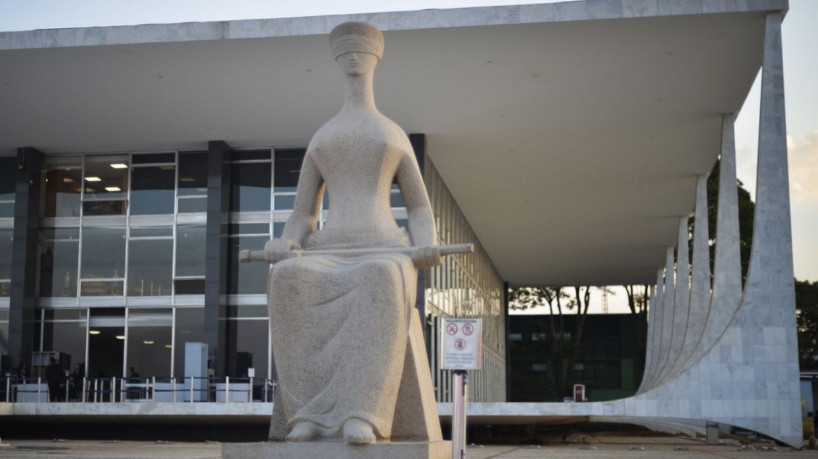 Fachada do Supremo Tribunal Federal (STF) com estátua A Justiça, de Alfredo Ceschiatti, em primeiro plano.