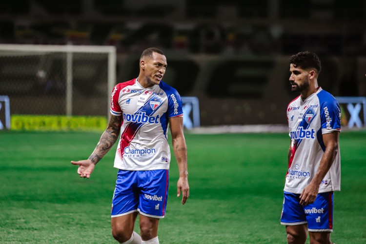 Zagueiros Titi e Brítez no jogo Palmeiras x Fortaleza, no Allianz Parque, pela Copa do Brasil 2023