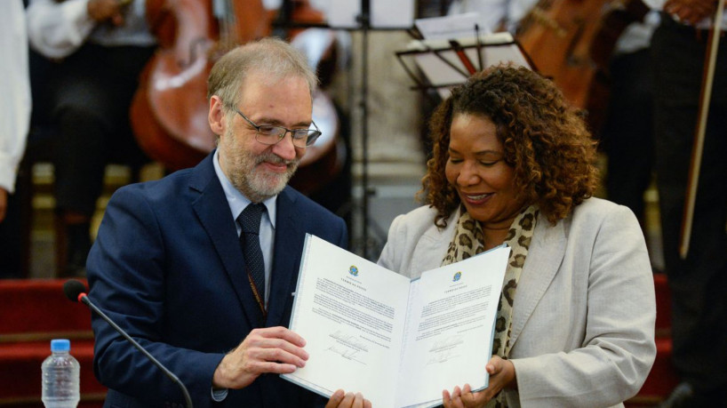 Rio de Janeiro (RJ), 30/05/2023 – O presidente da Fundação Biblioteca Nacional, Marco Lucchesi e a ministra da Cultura, Margareth Menezes assinam ata de posse. Foto: Tomaz Silva/Agência Brasil