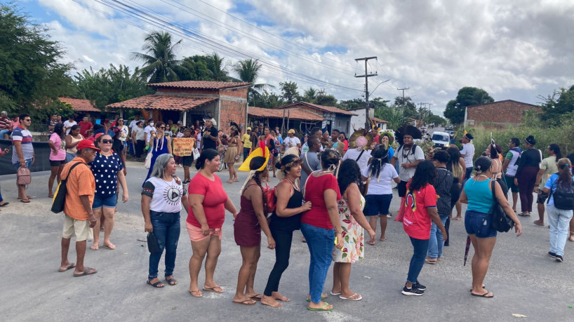 Manifestação na CE-350, em Olho D'Água, Maracanaú