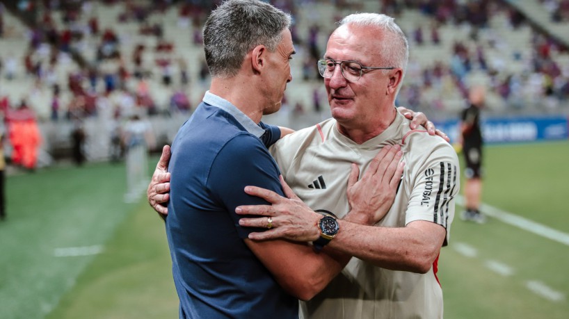 Técnicos Juan Pablo Vojvoda e Dorival Júnior se cumprimentam no jogo Fortaleza x São Paulo, na Arena Castelão, pelo Campeonato Brasileiro Série A 2023