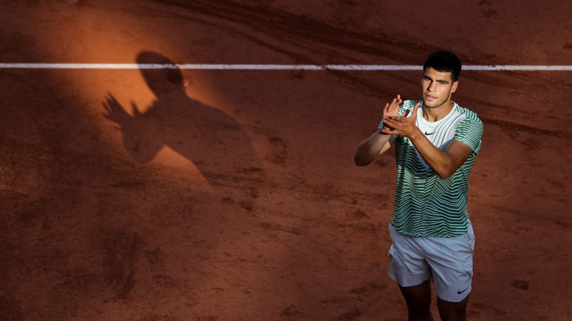 Carlos Alcaraz comemora vitória na segunda fase de Roland Garros