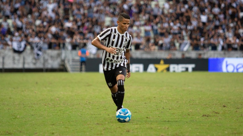 Atacante Erick no jogo Ceará x Novorizontino, na Arena Castelão, pelo Campeonato Brasileiro Série B 2023