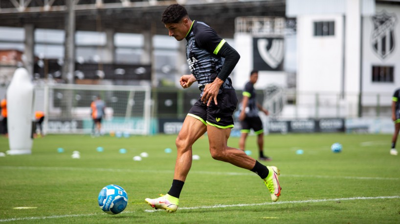 Atacante Luvannor em treino do Ceará no estádio Carlos de Alencar Pinto, em Porangabuçu