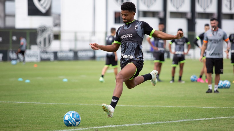 Lateral-direito Warley em treino do Ceará no estádio Carlos de Alencar Pinto, em Porangabuçu