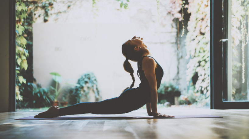 A yogaterapia pode fazer parte da prevenção e do tratamento complementar da endometriose (Imagem: SFIO CRACHO | ShutterStock)