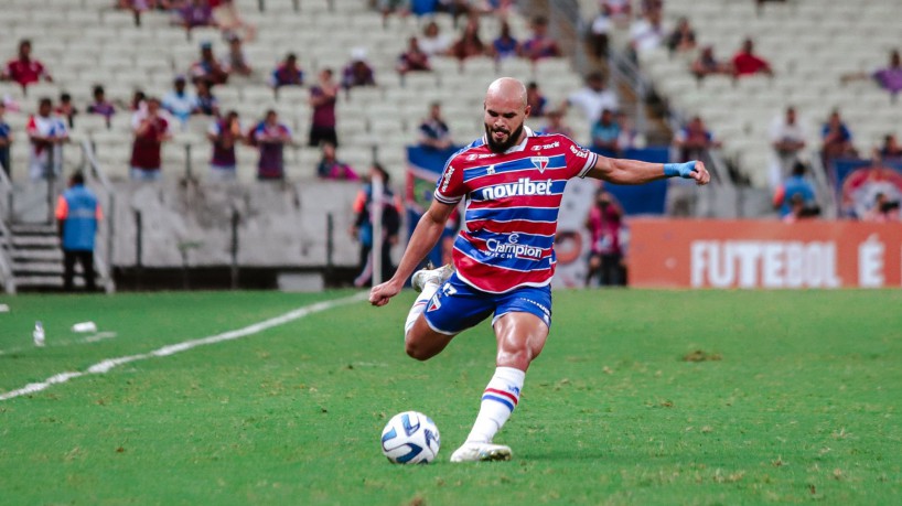 Volante Zé Welison no jogo Fortaleza x San Lorenzo, na Arena Castelão, pela Copa Sul-Americana 2023