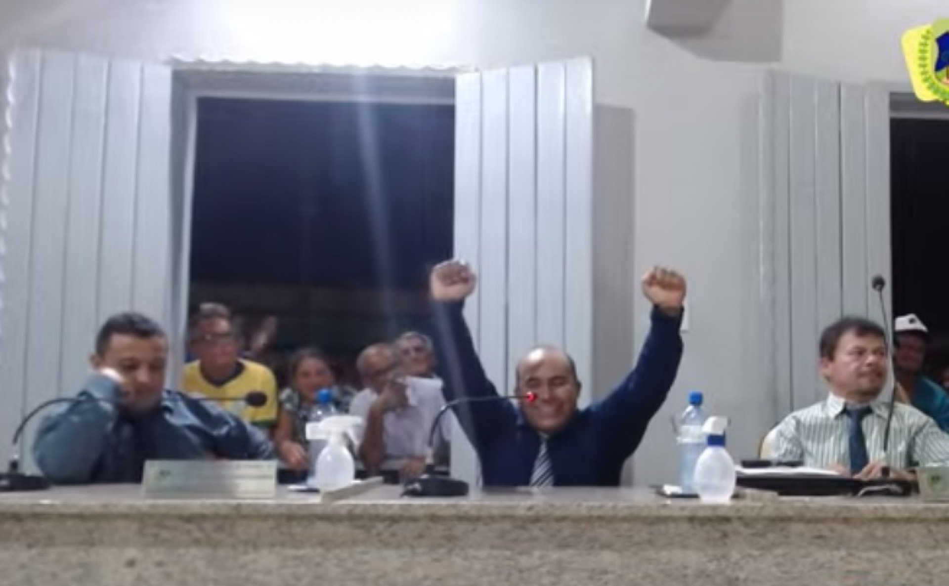 Vereador Francisco Erineldo vota contra a cassação do prefeito e comemora. População acompanha, aplaude e vaia das janelas (Foto: Reprodução / vídeo)