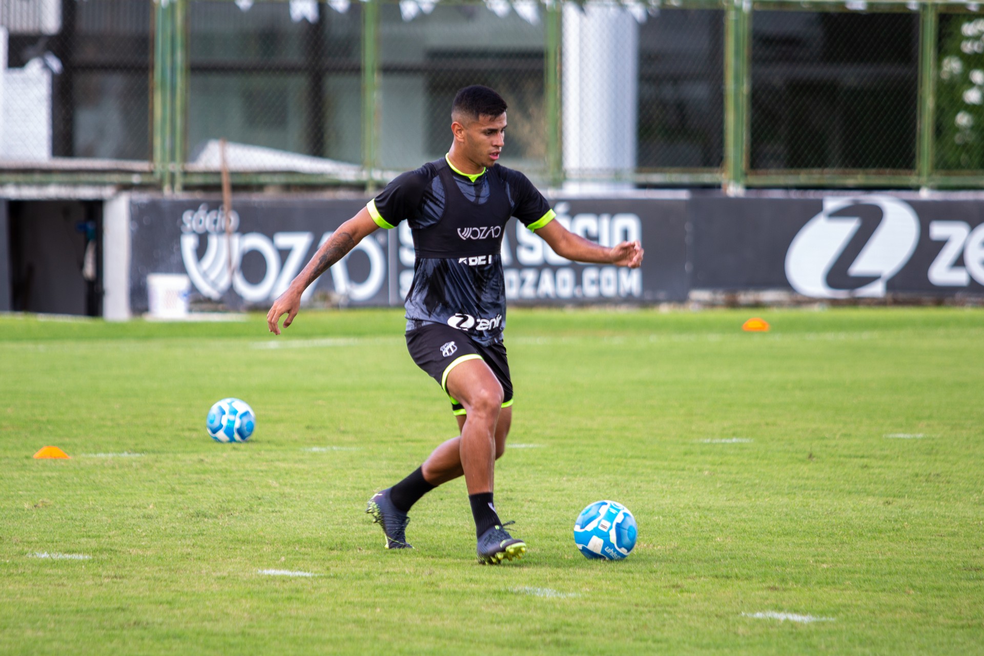 Zagueiro David Ricardo em treino do Ceará no estádio Carlos de Alencar Pinto, em Porangabuçu (Foto: Felipe Santos/cearasc.com)