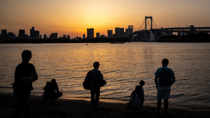 As pessoas visitam o Marine Park em Tóquio em 4 de maio de 2023. O Japão experimentou sua primavera mais quente já registrada este ano, disse a agência meteorológica nacional em 1º de junho, quando os gases do efeito estufa e o El Nino se combinam para elevar as temperaturas em todo o mundo