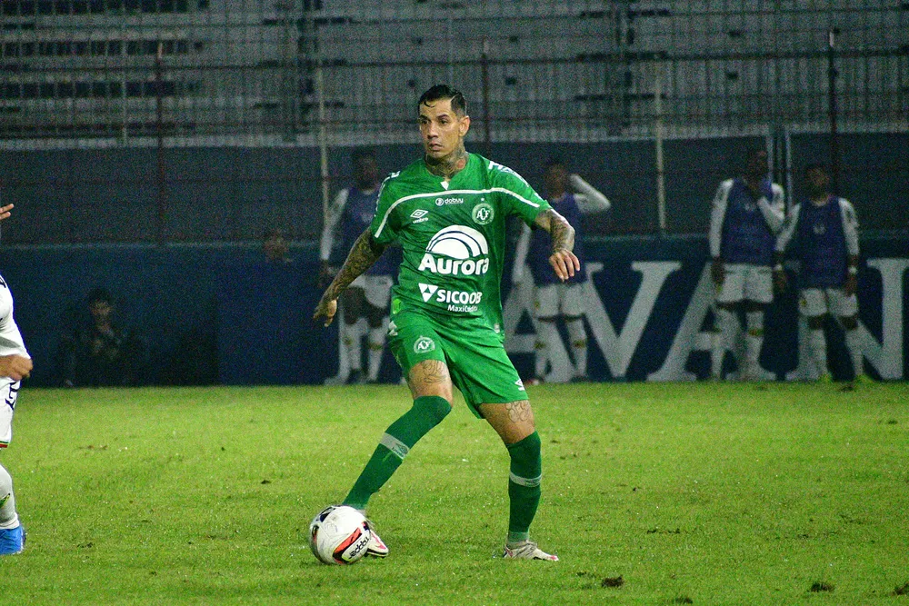 O zagueiro Victor Ramos é desfalque da Chapecoense para enfrentar o Ceará