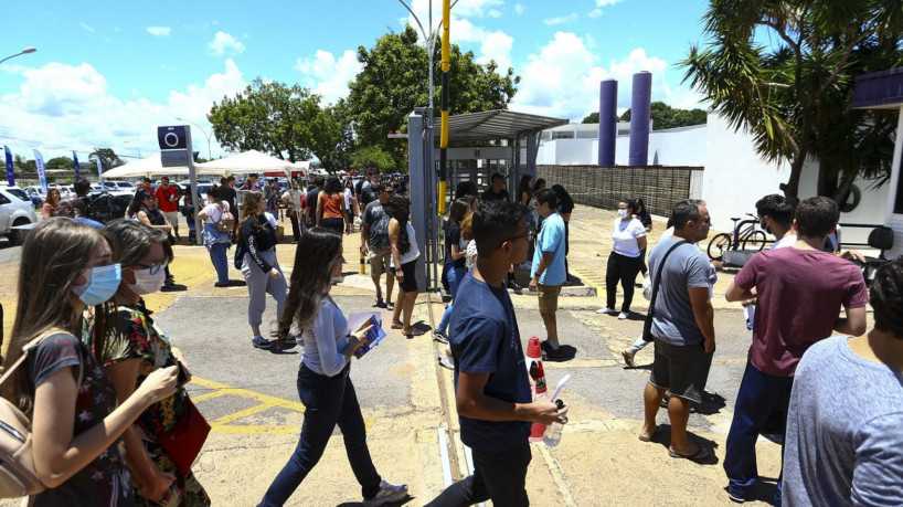 Candidatos comparecem a local de prova para a primeira etapa do Exame Nacional do Ensino Médio (Enem) 2022.