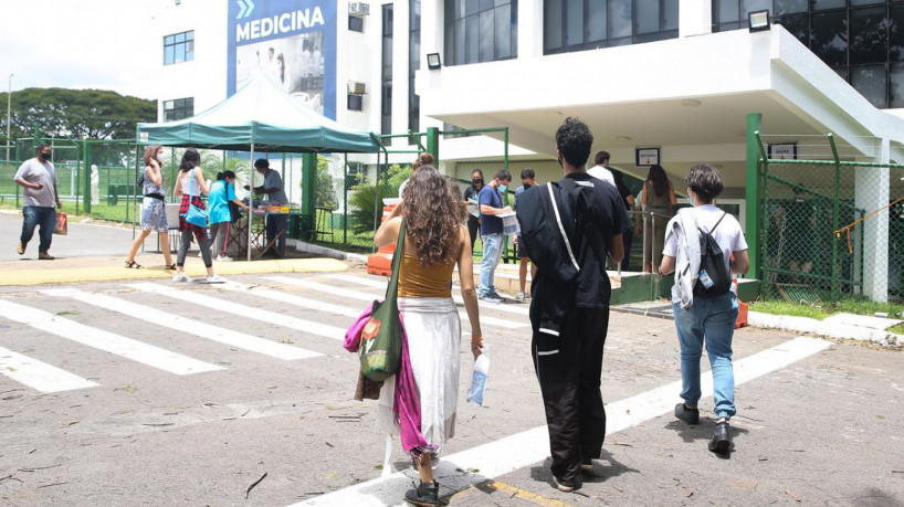 Participantes do Exame Nacional do Ensino Médio (Enem) 2021 fazem, neste domingo (28), segundo dia de avaliação, provas de matemática e de ciência da natureza.