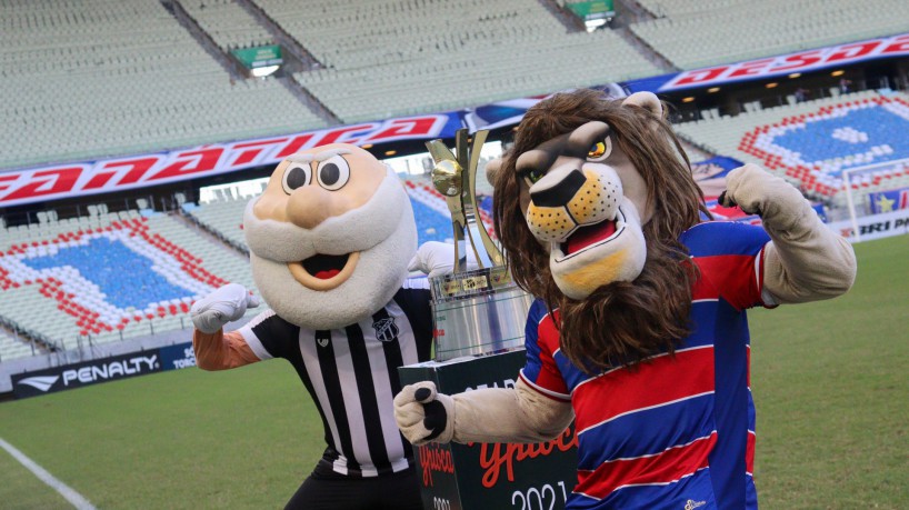 Mascotes de Ceará e Fortaleza no gramado da Arena Castelão 