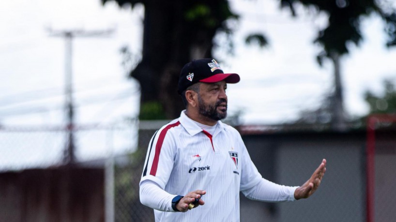 Técnico Paulinho Kobayashi em treino do Ferroviário no estádio Elzir Cabral