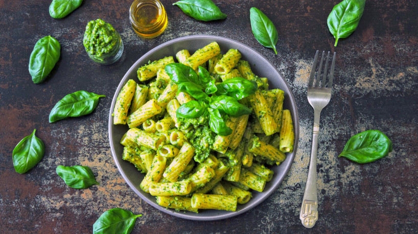 Penne vegano ao pesto (Imagem: miltsova | ShutterStock)