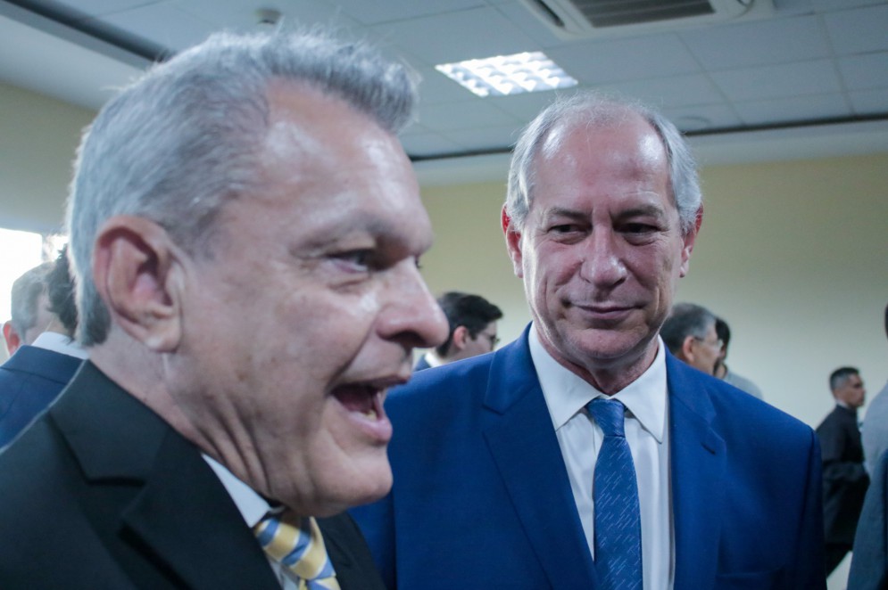 Ciro Gomes, com o prefeito José Sarto, na posse do novo presidente do TRE(Foto: Samuel Setubal)