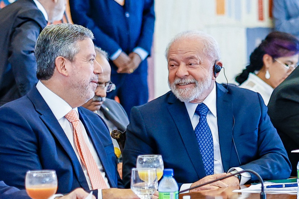 Negociador hábil, Lula (na foto com o presidente da Câmara, deputado Arthur Lira) conseguiu importantes vitórias no legislativo em 2023(Foto: Ricardo Stuckert/Presidência da República)