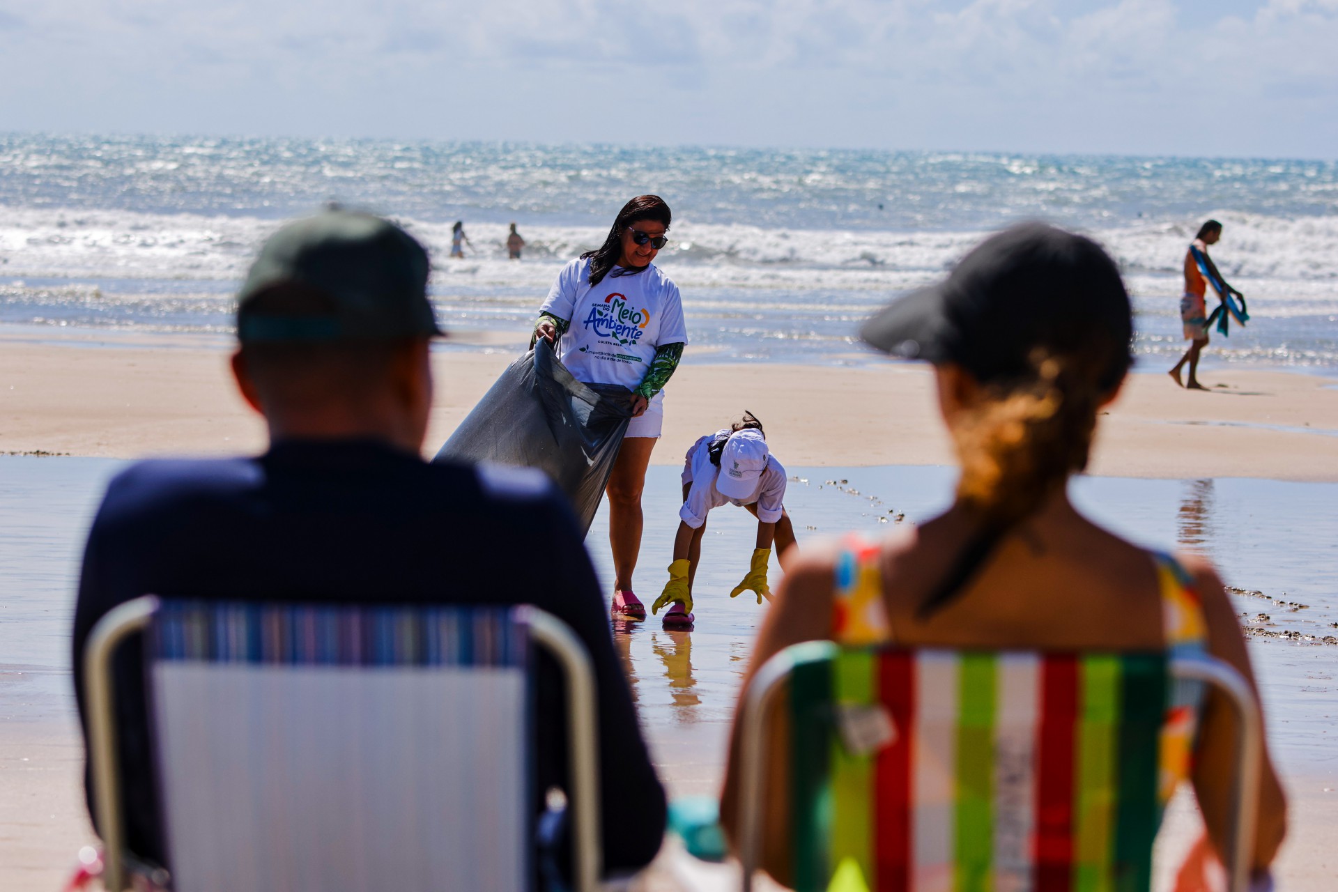 FORTALEZA-CE, BRASIL, 04-06-2023: A ação de limpeza terá apoio da Associação dos Empresários da Praia do Futuro – em especial da Barraca Marulho –, ONG Povos do Mar, Farmácia Pague Menos e SESC Iparana. O tema do Dia Mundial do Meio Ambiente, celebrado em 5 de junho de 2023, se concentrará em soluções para a poluição plástica com o mote #CombataAPoluiçãoPlástica.. (Foto: Aurelio Alves/O Povo) (Foto: AURÉLIO ALVES)