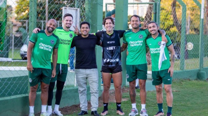 Atacante Nicolas, do Ceará, reencontrando ex-companheiros do Goiás