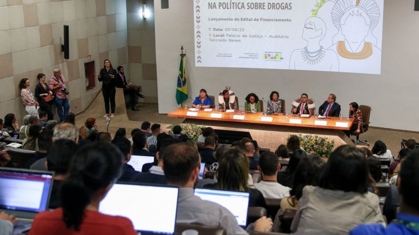 05/06/2023 - Brasília-DF - A presidente da Funai, Joenia Wapichana,  o secretário de saúde indígena do ministério da saúde, Ricardo Weibe Tapeba, a secretária nacional de povos e comunidades tradicionais e desenvolvimento rural sustentavel, Edel Nazaré Santiago, a secretária nacional de políticas sobre drogas e gestão de ativos, Marta Machado, o secretário executivo do ministério dos povos indígenas, Eloy Terena, o secretário nacional de segurança pública do ministério da justiça e segurança pública, Tadeu de Alencar, a diretora do departamento de proteção territorial e de povos indígenas isolados, Beatriz Matos, durante lançamento do Edital de Financimento 