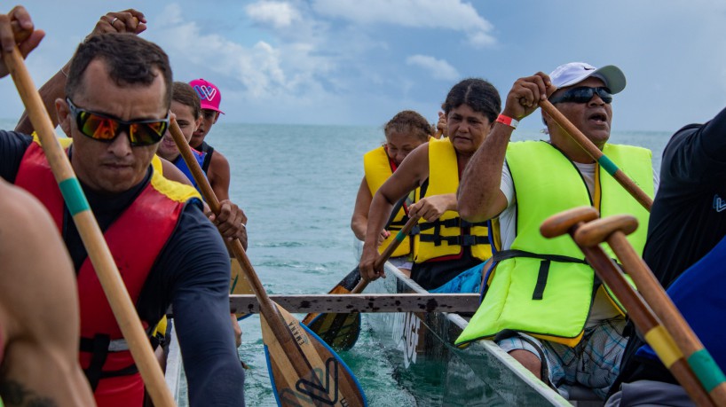 Praia Acessível levou pessoas cegas para passear de canoa na Praia de Iracema nesta terça-feira, 7