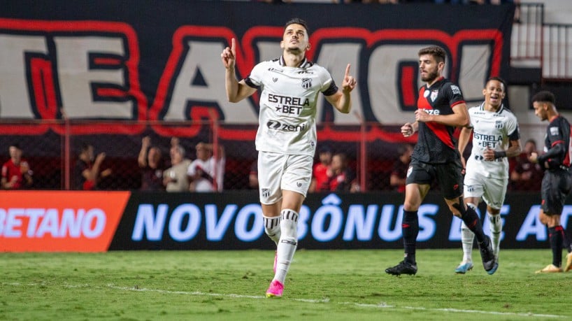 Guilherme Castilho comemora gol marcado diante do Atlético-GO