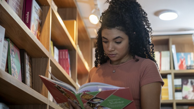 Livros das Edições Demócrito Rocha entram na Black Friday com até 50% de desconto