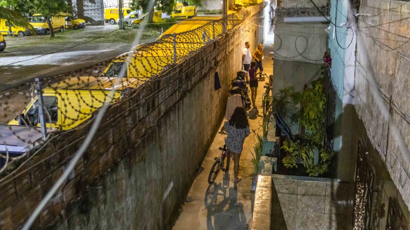 Vila Almirante é cortada por um muro de propriedade dos Correios, no bairro Praia de Iracema, em Fortaleza 