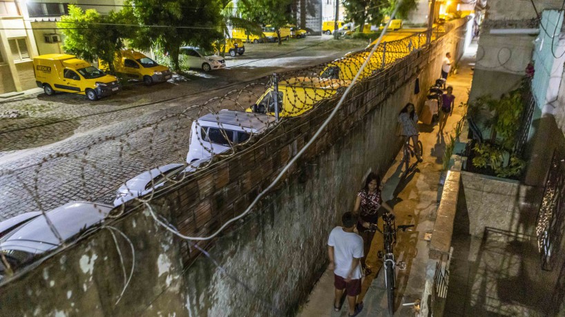 ￼MURO separa a Vila Almirante de complexo operacional dos Correios