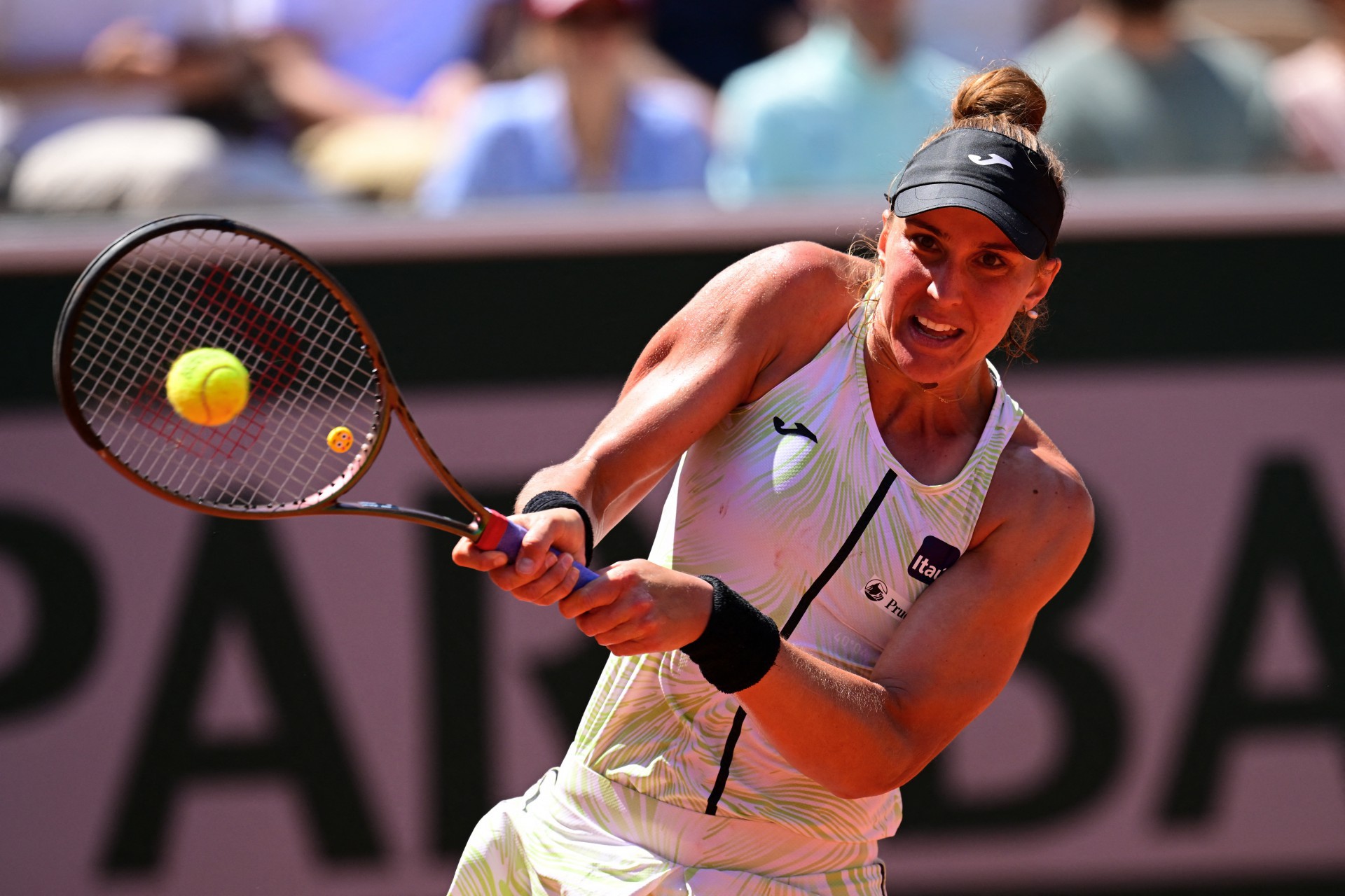 Bia Haddad foi derrotada pela número 1 do mundo, Iga Swiatek, e se despediu de Ronald Garros na semifinal (Foto: EMMANUEL DUNAND / AFP)