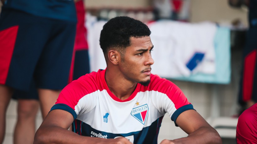 Zagueiro Alix Vinícius em treino do Fortaleza no Centro de Excelência Alcides Santos, no Pici