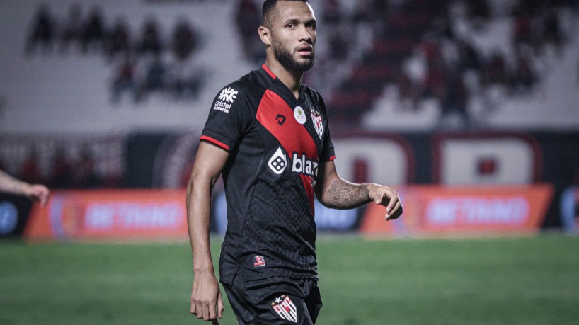 Atacante Gustavo Coutinho no jogo Atlético-GO x Ceará, no estádio Antônio Accioly, pelo Campeonato Brasileiro Série B 2023