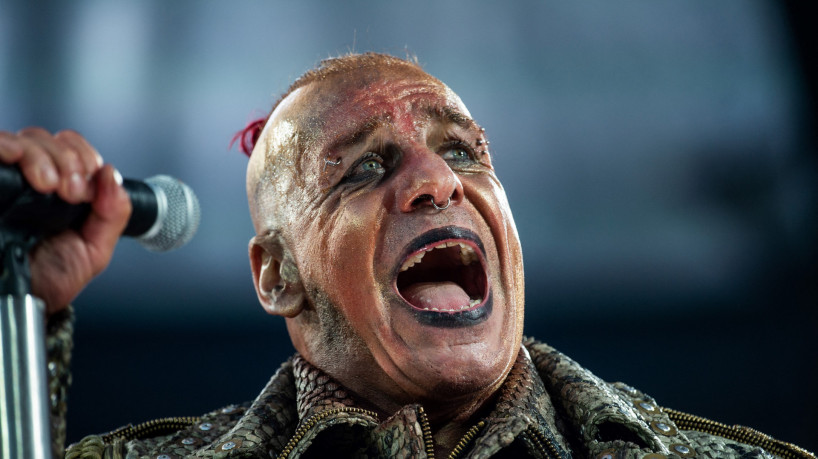 Till Lindemann, vocalista da banda Rammstein, é acusado de agressão sexual por várias mulheres