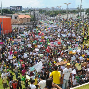 Manifestantes contra Copa das Confederações em via de acesso ao Castelão, em junho de 2013 (Foto: Deivyson Teixeira, em 19/6/2013)