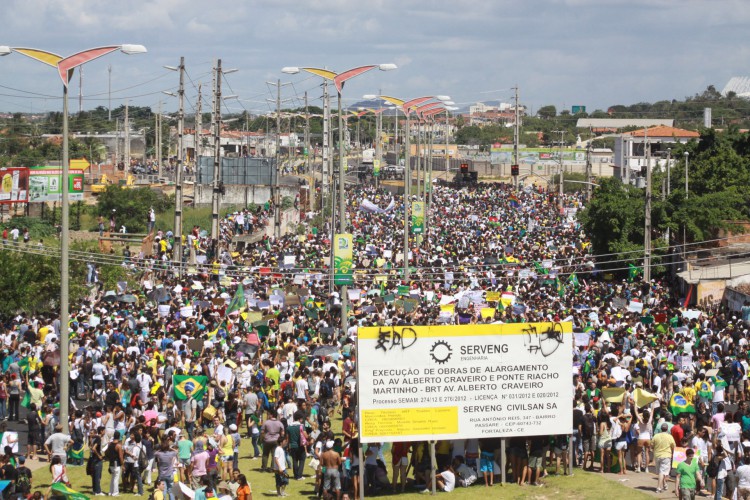 Manifestantes contra Copa das Confederações em via de acesso ao Castelão, em junho de 2013(Foto: Mauri Melo, em 19/6/2013)