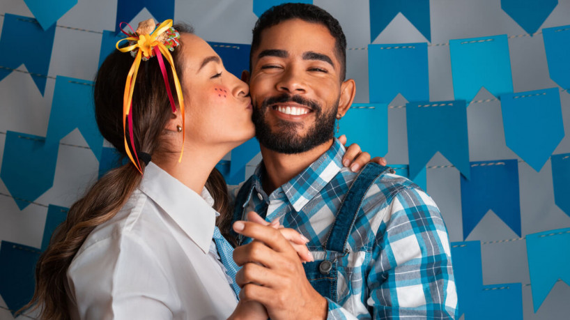 Simpatias podem ajudar a trazer o amor durante o mês junino (Imagem: Vergani Fotografia | Shutterstock)