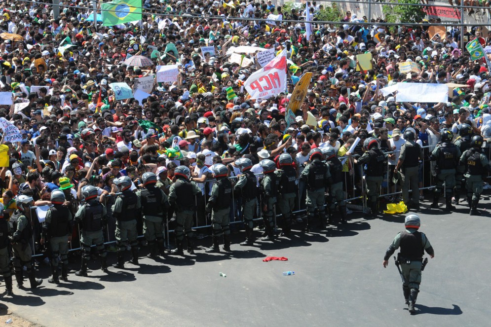 Manifestantes contra Copa das Confederações em via de acesso ao Castelão, em junho de 2013(Foto: Deivyson Teixeira, em 19/6/2013)