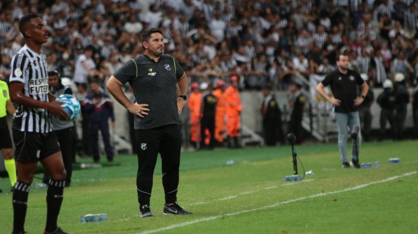 Eduardo Barroca, técnico do Ceará, á beira do gramado