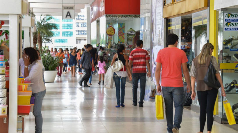 Shopping no centro de Brasília tem movimento intenso no último fim de semana antes do Natal