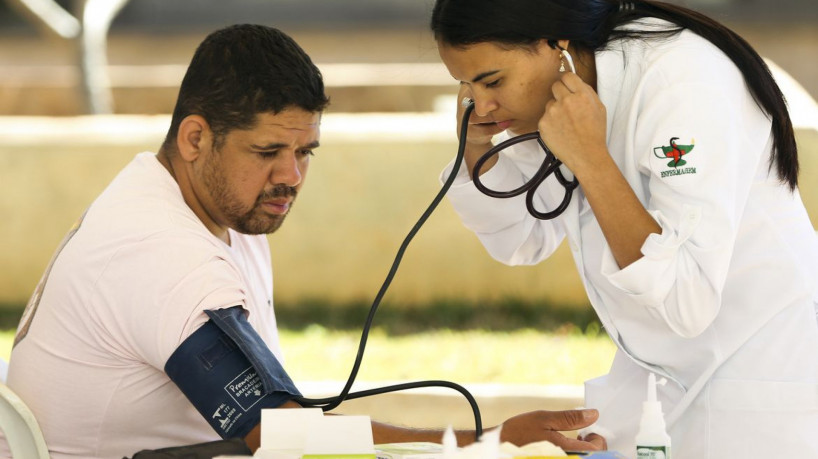 Brasília - Cidadãos fazem exames de pressão e glicemia durante mutirão de atendimento e de orientação jurídica para esclarecer dúvidas dos cidadãos que sofrem com a saúde pública ou com problemas nos planos de saúde (Marcelo Camargo/Agência Brasil)