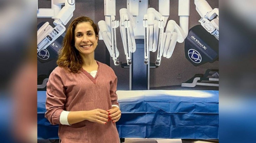 Médica é a primeira mulher cirurgiã no Ceará a receber a certificação da empresa Intuitive Surgical para trabalhar com a plataforma robótica da Vinci